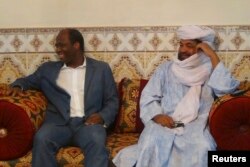 Iyad Ag Ghali, à droite, avec le ministre burkinabè Djibril Bassole à Kidal, Mali, le 7 août 2012.