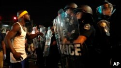 درگیری مردم با نیروهای پلیس در سنت لوئیس