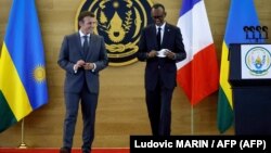 Le président rwandais Paul Kagame (à droite) et son homologue français Emmanuel Macron après une conférence de presse conjointe au palais présidentiel de Kigali, le 27 mai 2021.