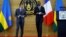 Le président rwandais Paul Kagame (à droite) et son homologue français Emmanuel Macron après une conférence de presse conjointe au palais présidentiel de Kigali, le 27 mai 2021. 