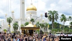 برونائی کے سلطان حسن البلقیہ اپنے اقتدار کے 50 سال مکمل ہونے کی تقریبات کے دوران عوام کو دیکھ کر ہاتھ ہلا رہے ہیں۔ (یہ تصویر 5 اکتوبر 2017ء کو لی گئی)