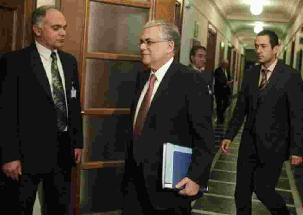 Grecia realizará elecciones en abril de 2012 para remplazar al gobierno interino del primer ministro Lucas Papademos.