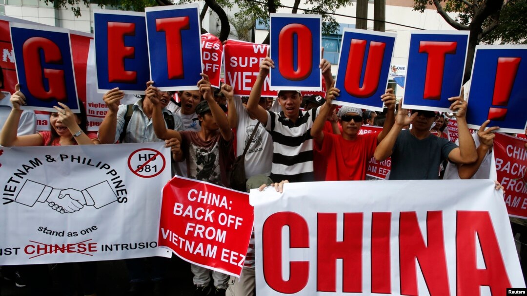 Aktivis Filipina dan warga Vietnam berdemonstrasi mengecam China di depan konsulat China di Manila (16/5). 