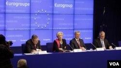 Para pejabat keuangan Eropa dan IMF memberikan keterangan kepada media seusai pertemuan para Menteri Keuangan zon euro di Brussels (21/2).