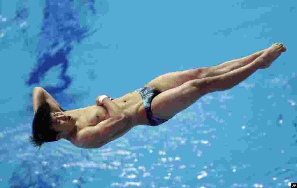 حواشی مسابقات جهانی شنا در کره جنوبی - شیرجه یک متری ورزشکار کشور میزبان.
