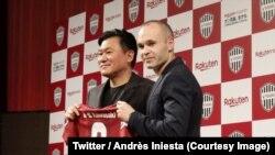Andrès Iniesta, à droite, transfuge de du FC Barcelone, tient le maillot numéro 8 de Vissel Kobe en compagnie du manger de son nouveau club japonais, à Kobe, Japon, 26 mai 2018. (Twitter/ Andrès Iniesta) 