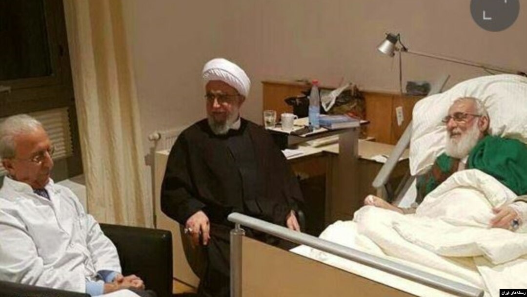  رئیس مرکز اسلامی هامبورگ و پروفسور سمیعی در کنار هاشمی شاهرودی که در بیمارستانی در هانوفر آلمان بستری است. 