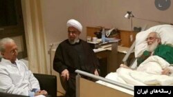  رئیس مرکز اسلامی هامبورگ و پروفسور سمیعی در کنار هاشمی شاهرودی که در بیمارستانی در هانوفر آلمان بستری است. 