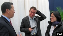 2010年，時任路透社記者的儲百亮(中)和時任美國之音記者的何宗安(右)與中國外交部官員馬朝旭交談。(美國之音張楠拍攝)