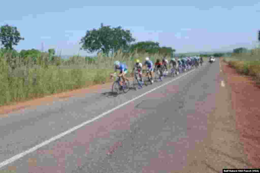 Les cyclistes du Tour du Faso après leur depart de Yako à Ziniaré lors de la 2e étape, samedi 31 octobre 2015. Photo Salif Kabore VOA