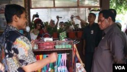 Menteri Negara Lingkungan Hidup Balthasar Kambuaya (kanan) melihat produk daur ulang di kampung iklim Yogyakarta. (Foto: VOA)