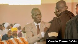 Reprise du procès d'Amadou Haya Sanogo devant la cour d'assises de Sikasso, dans le sud du Mali, le 1er décembre 2016. (VOA/Kassim Traoré)