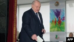 Presiden Belarus Alexander Lukashenko memberikan suara pada pemilihan parlemen di tempat pemungutan suara di Minsk. (Foto: via AFP)