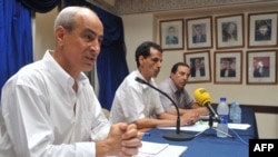 Fouad abdelmoumni, en premier plan, lors d'une conférence de presse le 28 juin 2011 à Rabat. AFP / Abdelhak Senna
