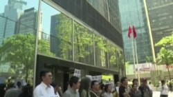 香港活动人士抗议金融时报记者签证被拒