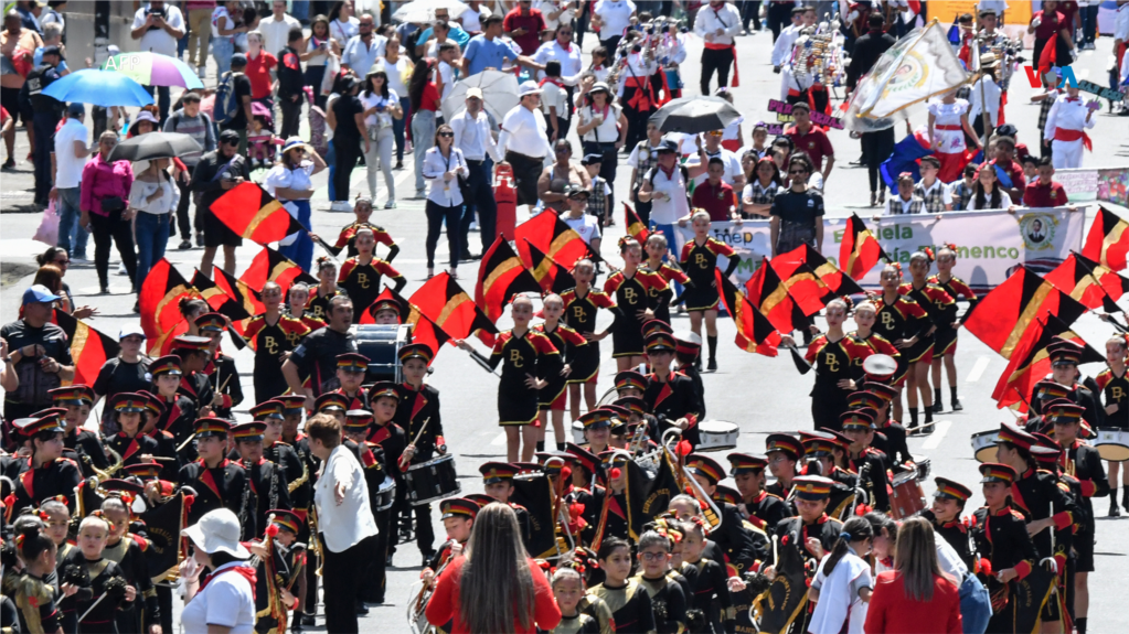 Durante la celebración de la independencia de Costa Rica, en San José, estudiantes participan en el desfile militar.