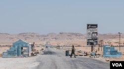 A checkpoint in the desert of the semi-autonomous Somali state of Puntland leads to the port city of Bossaso, Somalia, March 25, 2018. (J. Patinkin/VOA)