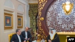 Raja Hamad bin Isa Al Khalifa dari Bahrain (kanan) bertemu dengan Menteri Luar Negeri Iran Abbas Araghchi di Manama, Bahrain, pada 21 Oktober 2024. (Foto: AFP/BNA)