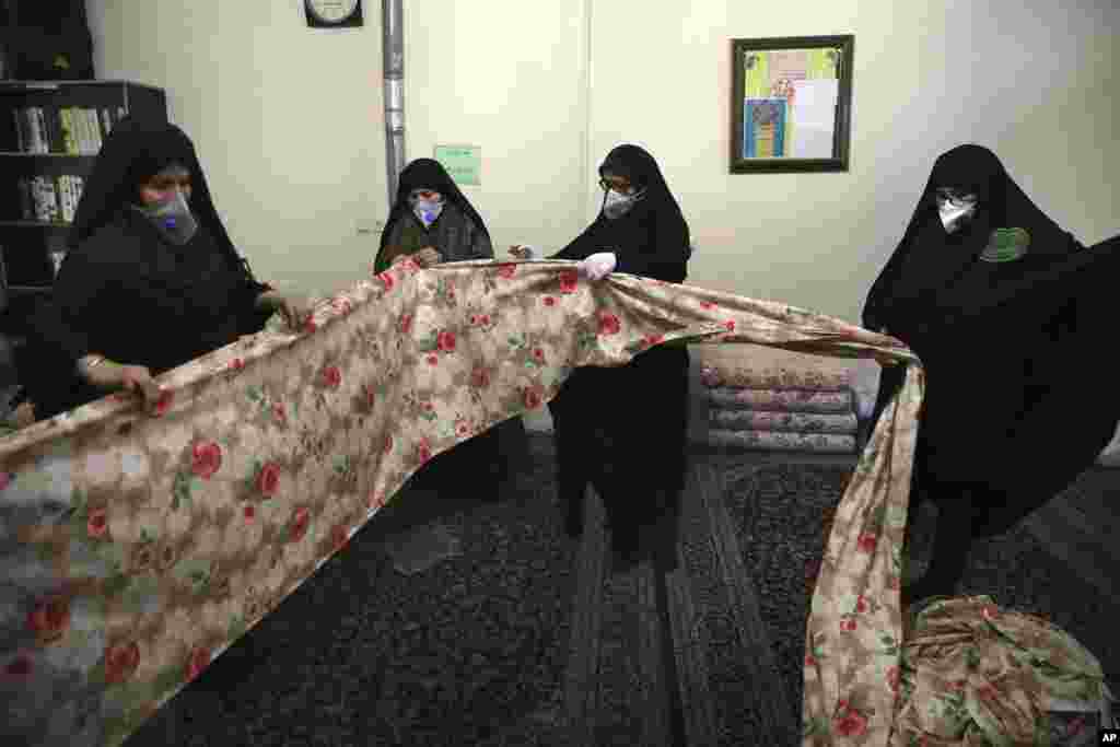 اس کارخانے میں کام کرنے والی رضا کار خواتین نے خود بھی کرونا وائرس سے بچاؤ کی احتیاطی تدابیر اختیار کی ہیں۔