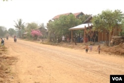 A dirt road in Anlong Veng district, the last Khmer Rouge stronghold. (Sun Narin/VOA Khmer)