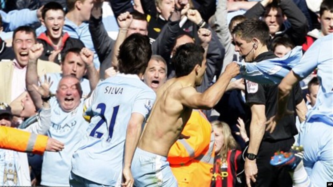 Sergio Aguero (tengah) merayakan gol penentu kemenangan Manchester City atas Queen Park Rangers hari Minggu (13/5)