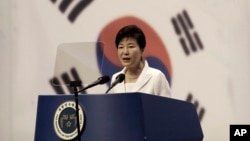Tổng thống Hàn Quốc Park Geun-hye phát biểu trong buổi lễ kỷ niệm Ngày Giải phóng khỏi ách thống trị của thực dân Nhật Bản vào năm 1945, tại Trung tâm Văn hóa Seong ở Seoul, Hàn Quốc, ngày 15 tháng 8, 2015.