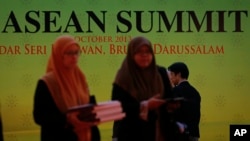 Delegates are seen arriving at this year's ASEAN Summit at the International Conventional Center in Bandar Seri Begawan, Brunei, October 7, 2013.