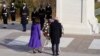 El presidente Joe Biden y la vicepresidenta Kamala Harris depositan una ofrenda floral en la Tumba del Soldado Desconocido, Cementerio Nacional de Arlington, 21 de enero de 2021. // Foto de Joshua Roberts / Pool vía AP (AP)