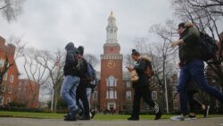 Siswa Brooklyn College berjalan di kampus, Rabu 1 Februari 2017, di New York. (Foto: VOA)