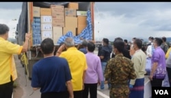 ျမန္မာႏုိင္ငံကုိ ထုိင္းႏုိင္ငံနယ္စပ္ မဲေဆာက္ၿမိဳ႕တာ၀န္ရွိသူေတြနဲ႔ ကုန္သည္ေတြက ေဆးဘက္ဆုိင္ရာပစၥည္း အကူအညီေတြ ေပးအပ္ခဲ့တဲ့ ျမင္ကြင္း။ (စက္တင္ဘာ ၂၉၊ ၂၀၂၀)