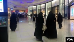 Perempuan Saudi berbelanja di Riyadh (foto: ilustrasi). Arab Saudi menerapkan interpretasi Islam ultra konservatif dan tidak mengizinkan perempuan mengemudi.