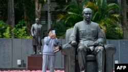 2018年11月7日，在台北的国父纪念馆(中华人民共和国官方称为台北孙中山纪念馆)内，在中华民国的创始人和第一任临时总统孙中山的塑像旁边，有人留影。