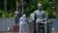 2018年11月7日，在台北的国父纪念馆(中华人民共和国官方称为台北孙中山纪念馆)内，在中华民国的创始人和第一任临时总统孙中山的塑像旁边，有人留影。