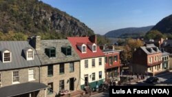 Harpers Ferry es un pequeño pueblo en West Virginia, en la confluencia de los ríos Potomac y Shenandoah, desde donde se observan los estados de Maryland y Virginia. 