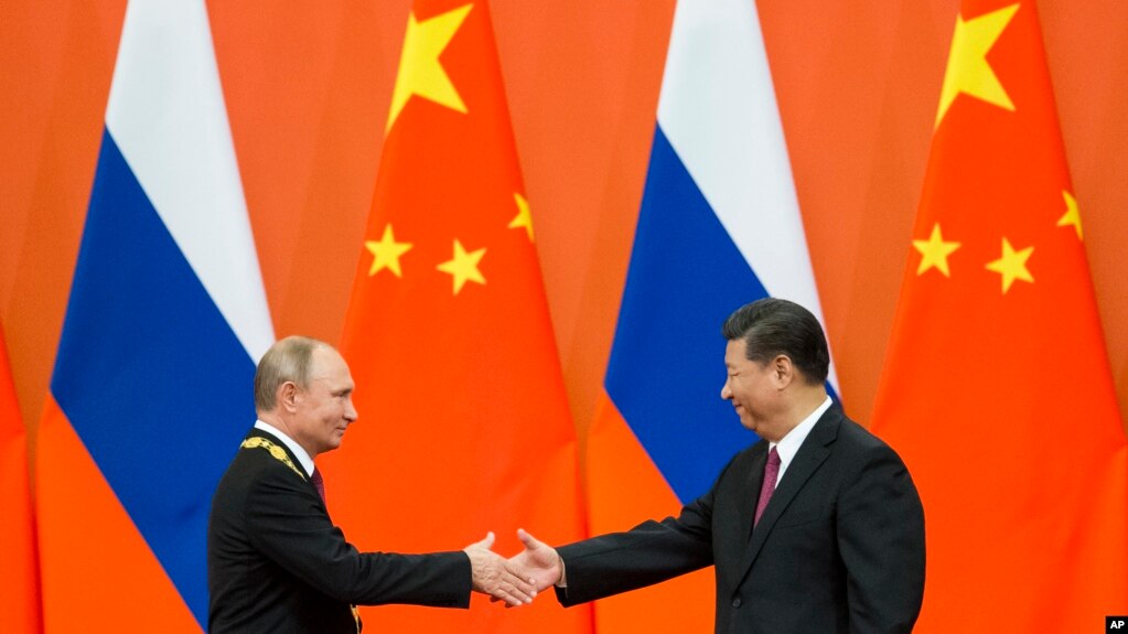 Tổng thống Nga Putin bắt tay Chủ tịch Trung Quốc Tập Cận Bình tại lễ trao huân chương, 8/6/2018
