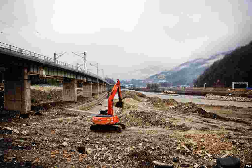 Diggers carve a mountain valley for a road and rail link from the Black Sea Coast. It is unclear if restoration of the landscape will be completed in time for the Feb. 2014 Olympics. (V. Undritz for VOA)