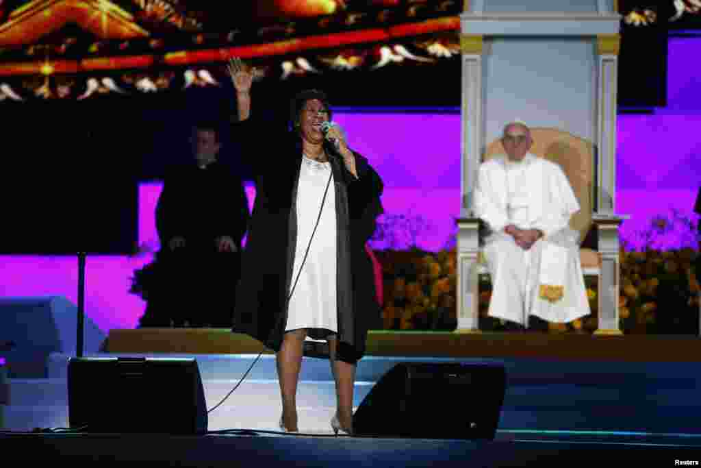 Pope Francis (R) listens as singer Aretha Franklin performs as he attends the Festival of Families rally in Philadelphia, Pennsylvania, Sept. 26, 2015.