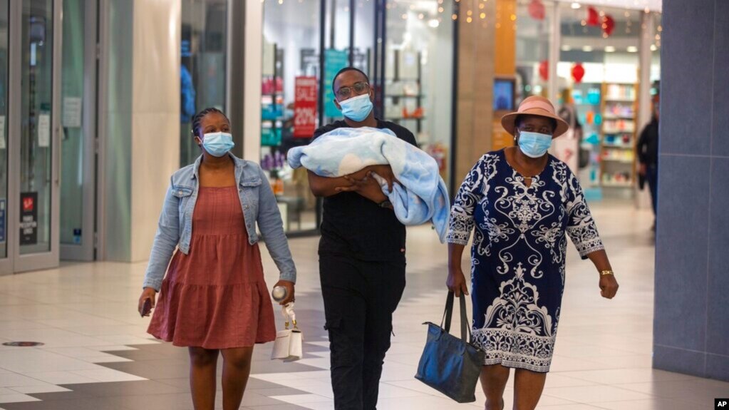 Personas recorren un centro comercial en Johannesburgo, Sudáfrica, viernes 26 de noviembre de 2021.. 