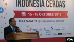 Menko Kemaritiman Rizal Ramli saat menjadi pembicara dalam Konferensi "TIK untuk Indonesia Cerdas" di kampus ITB, Bandung, hari Kamis, 15 Oktober 2015 (foto: VOA/Teja Wulan). 