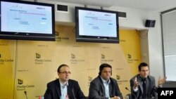 Analitičari Ivan Godarsky, Zoran Gavrilović i Pavle Dimitrijević govore na predstavljanju drugog izveštaja Biroa za društvena istraživanja o monitoringu medija u predizbornoj kampanji.