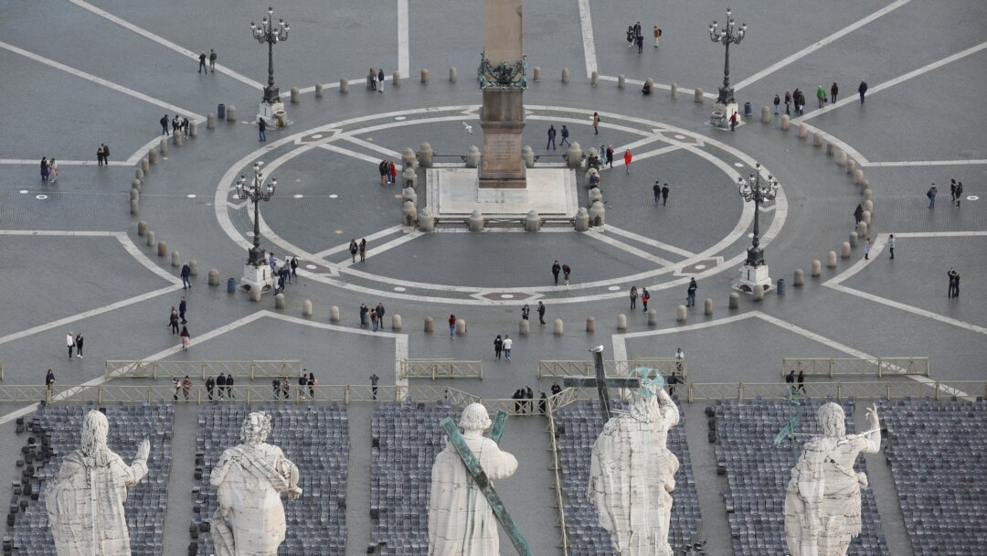 La plaza de San Pedro, en el Vaticano podría estar muy vacía el domingo sin la presencia del Papa en el balcón donde pronuncia semanalmente su oración del Ángelus.