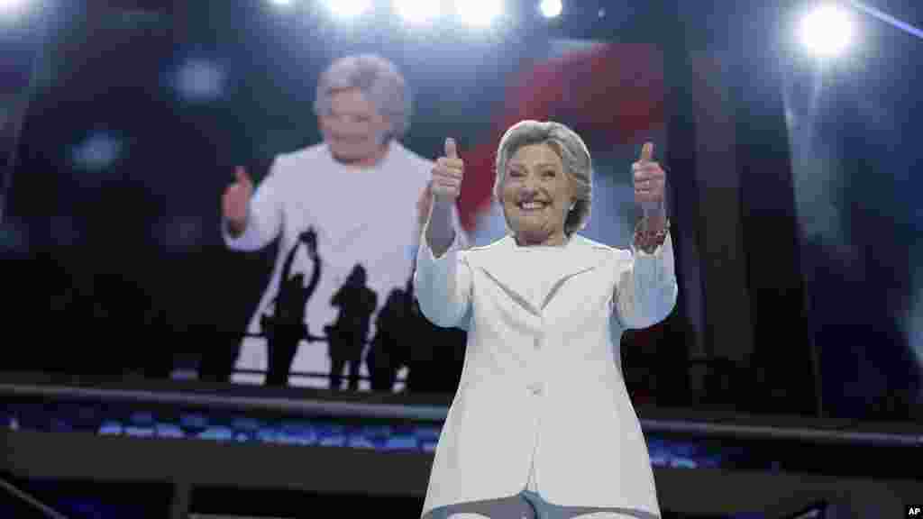 Hillary Clinton, les pouces levés, lors de la dernière session de la convention démocrate à Philadelphie, Pennsylvanie, le 28 juillet 2016.