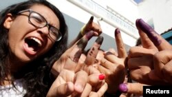 2014年10月26日突尼斯人投票后展示墨迹斑斑的手指
