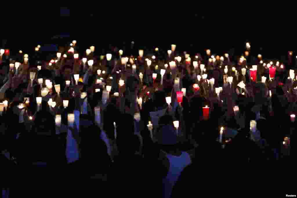 Supporters attend a candlelight vigil after a shooting at Reynolds High School in Troutdale, Oregon, USA, June 10, 2014. A gunman walked into the Oregon high school gym with a rifle and shot a student to death before he was found dead in a bathroom stall.