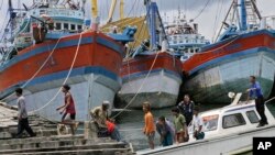 Para nelayan dari Burma melapor sebelum meninggalkan Benjina, di Pulau Aru, Jumat (3/4).