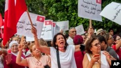 Sejumlah perempuan Tunisia berdemonstrasi menuntut persamaan hak dalam aksi di Tunis (foto: dok).