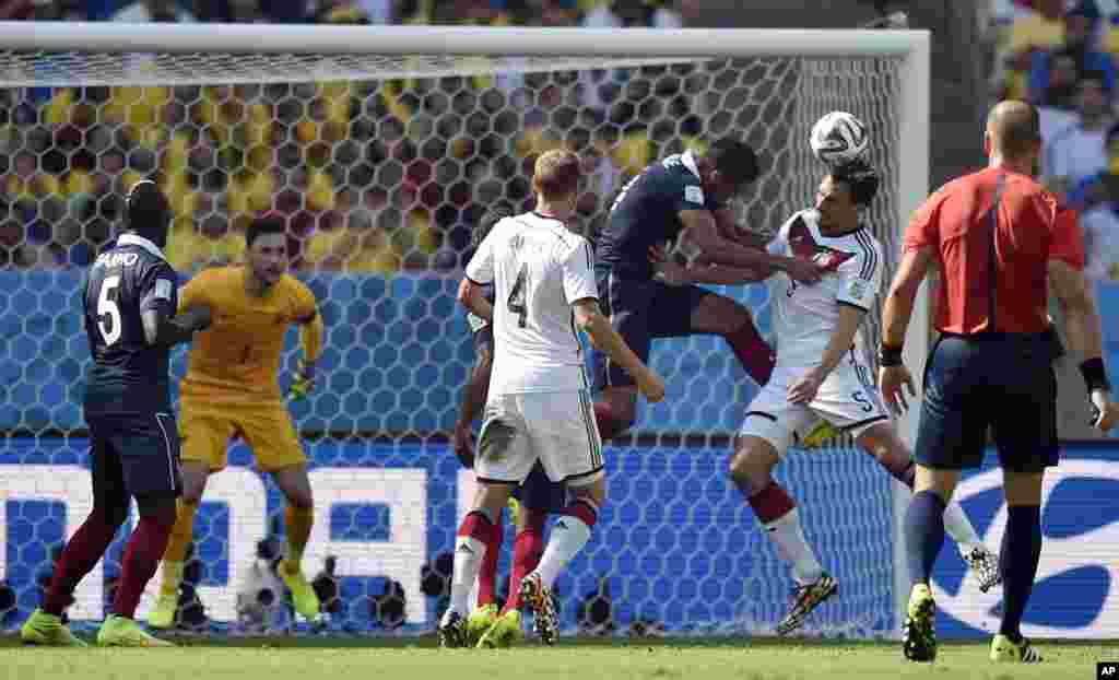 4일 브라질 리우데자네이루에서 열린 월드컵 8강전 독일 대 프랑스 전에서 독일의 마츠 후멜스(오른쪽 2번째)가 전반 13분 선제골이자 결승골을 넣고 있다.