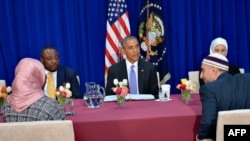 Presiden AS Barack Obama dalam diskusi bersama komunitas Muslim Baltimore di Windsor Mill, Maryland (3/2). (AFP/Mandel Ngan)