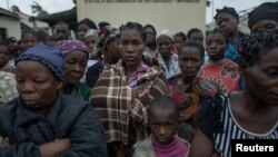 Warga yang kehilangan tempat tinggal akibat Topan Idai di kota Beira, Mozambik. 