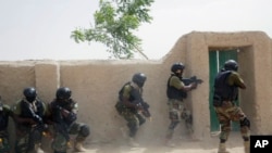 Les forces spéciales nigérianes participent à un exercice de sauvetage des otages à la fin de l'exercice Flintlock à Mao, au Tchad, samedi, avec l'appui de l'armée américaine et ses partenaires occidentaux. (Photo AP / Jerome Delay)